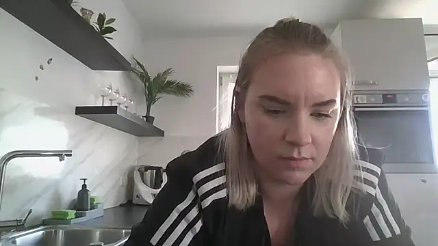 Snapshot of MinchenBienchen98 chatting on February 26, 2026, 3:00 pm MinchenBienchen98 online show from February 26, 2026, 3:00 pm