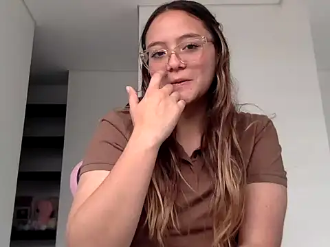 LOLA R  online show from February 2, 2026, 6:28 pm