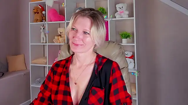 Julie Lucas online show from March 15, 2026, 12:49 am