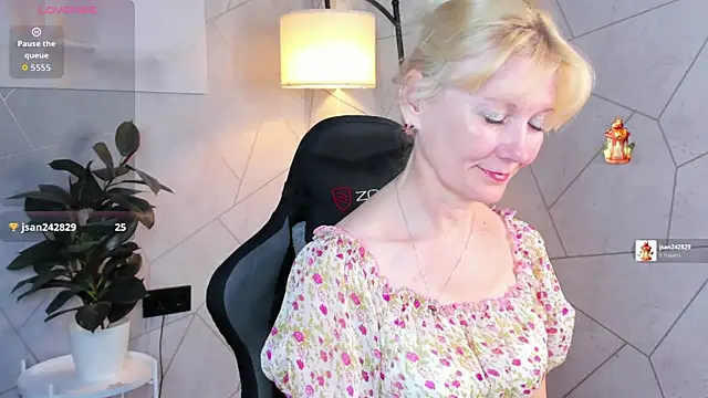 Julie Lucas online show from June 2, 2026, 12:23 am