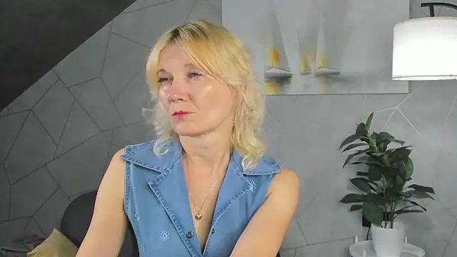 Julie Lucas online show from June 25, 2026, 12:10 am