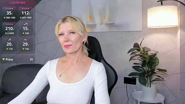 Julie Lucas online show from July 3, 2026, 11:44 pm