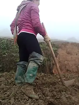 LingLing002 online show from February 19, 2026, 1:45 am