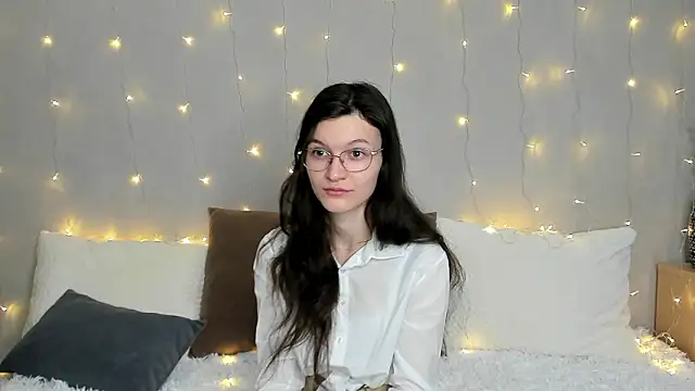 ThoraMarola online show from February 3, 2026, 4:43 am