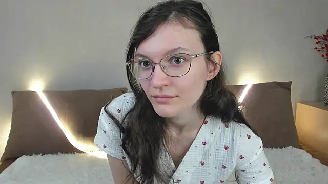 ThoraMarola online show from March 20, 2026, 5:01 am