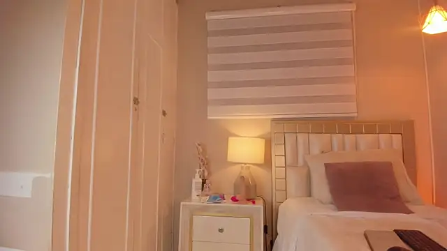 isabela  x online show from April 8, 2026, 11:43 am