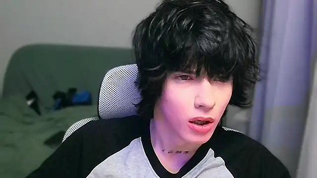 Snapshot of LeonBoykisser chatting on February 3, 2026, 12:10 pm LeonBoykisser online show from February 3, 2026, 12:10 pm