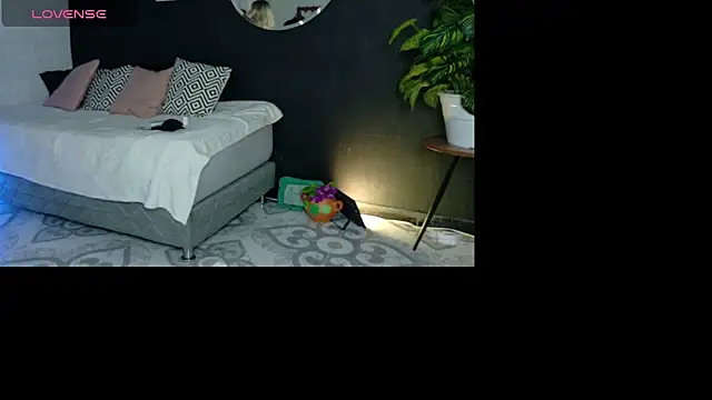 Noaah25  online show from April 18, 2026, 3:21 am