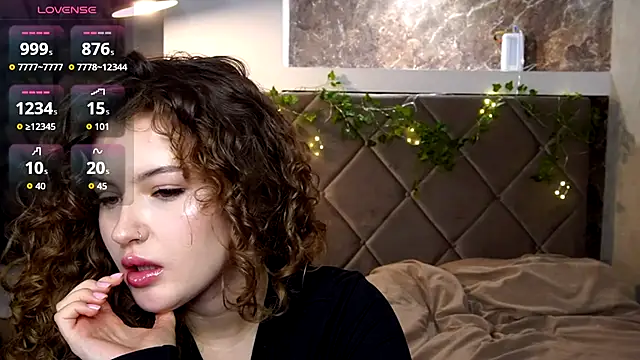 Snapshot of SueCurly chatting on February 16, 2026, 9:55 pm SueCurly online show from February 16, 2026, 9:55 pm