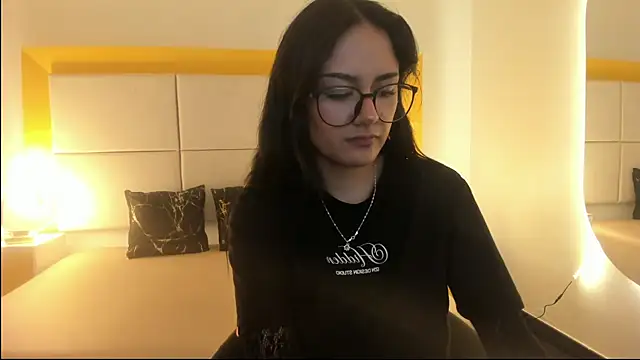 NiccolleHall online show from February 20, 2026, 1:33 pm