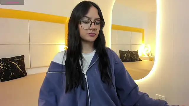 NiccolleHall online show from February 27, 2026, 2:06 pm