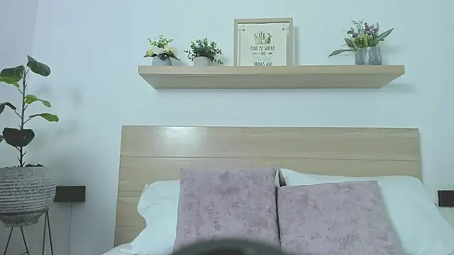 ivette swan online show from February 12, 2026, 12:33 pm