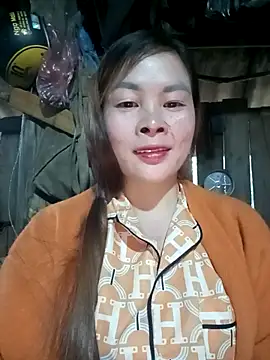 Snapshot of Bling_sexy chatting on February 3, 2026, 12:42 am Bling sexy online show from February 3, 2026, 12:42 am