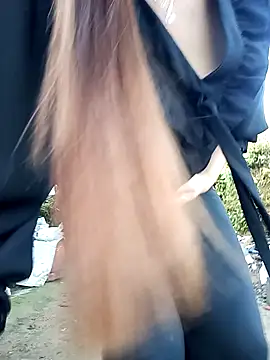 Snapshot of Bling_sexy chatting on February 26, 2026, 1:26 am Bling sexy online show from February 26, 2026, 1:26 am