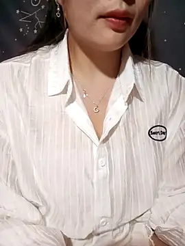 Snapshot of Bling_sexy chatting on March 15, 2026, 1:39 pm Bling sexy online show from March 15, 2026, 1:39 pm