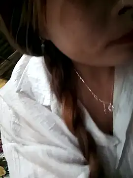 Snapshot of Bling_sexy chatting on April 4, 2026, 12:42 am Bling sexy online show from April 4, 2026, 12:42 am