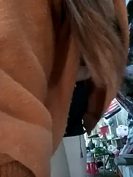 Snapshot of Bling_sexy chatting on April 6, 2026, 1:47 am Bling sexy online show from April 6, 2026, 1:47 am