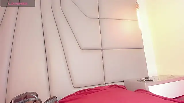 Miss-Saraii online show from March 18, 2026, 4:10 pm