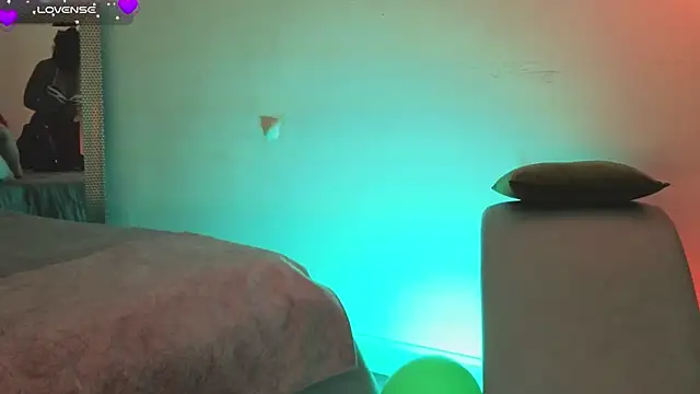 fransheskarossi online show from April 6, 2026, 12:06 pm