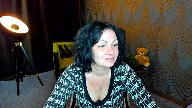 Snapshot of IrissMoon chatting on June 11, 2026, 12:32 am IrissMoon online show from June 11, 2026, 12:32 am