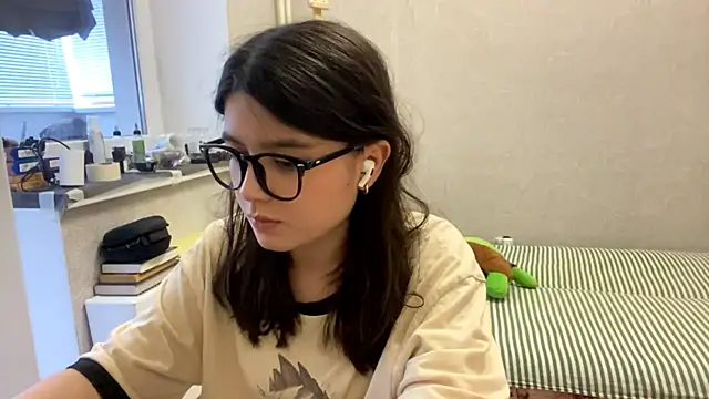 Snapshot of SaintMari chatting on July 16, 2026, 1:28 pm SaintMari online show from July 16, 2026, 1:28 pm