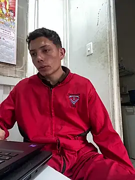 Snapshot of santiObrero chatting on February 9, 2026, 7:40 pm santiObrero online show from February 9, 2026, 7:40 pm