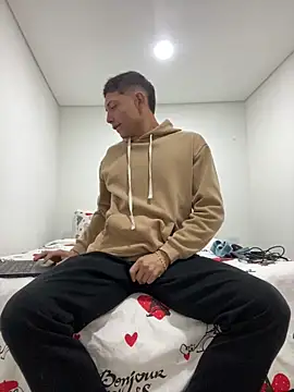 Snapshot of santiObrero chatting on February 17, 2026, 12:29 am santiObrero online show from February 17, 2026, 12:29 am