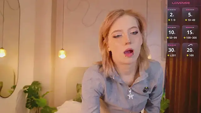 Snapshot of MoonlightAsuna chatting on February 5, 2026, 1:38 pm MoonlightAsuna online show from February 5, 2026, 1:38 pm