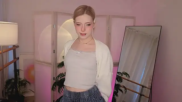 Snapshot of MoonlightAsuna chatting on February 19, 2026, 2:02 pm MoonlightAsuna online show from February 19, 2026, 2:02 pm