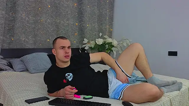 Snapshot of Kris_Braun chatting on February 28, 2026, 12:44 am Kris Braun online show from February 28, 2026, 12:44 am