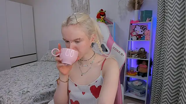 Snapshot of Mia_WaterFall chatting on February 10, 2026, 3:21 am Mia WaterFall online show from February 10, 2026, 3:21 am