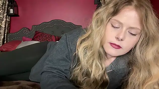 HazelFr33bird online show from February 1, 2026, 8:40 pm