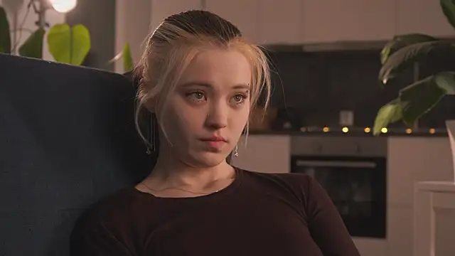 EleniRoeber online show from February 15, 2026, 4:03 pm