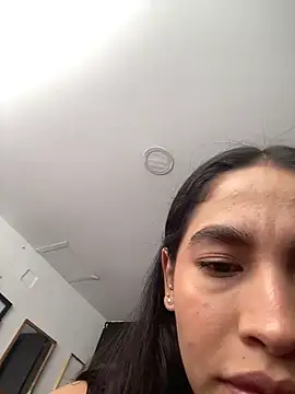 JuliaaVega online show from April 7, 2026, 12:49 pm