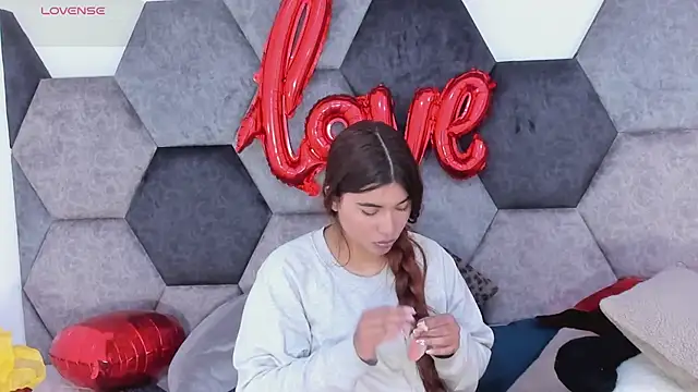 DulceJones online show from February 12, 2026, 8:15 pm