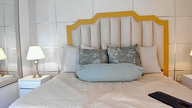 Crystal Rose   online show from February 8, 2026, 11:35 am