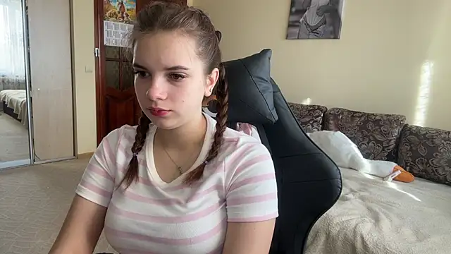 Snapshot of SoftIris_ chatting on February 3, 2026, 11:59 am SoftIris online show from February 3, 2026, 11:59 am