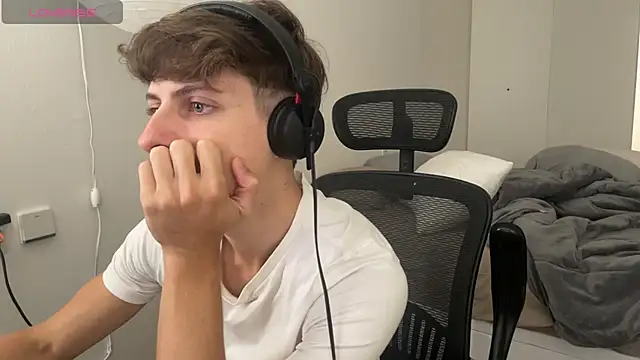 Snapshot of vitoraugustoxxx chatting on February 9, 2026, 2:43 pm vitoraugustoxxx online show from February 9, 2026, 2:43 pm