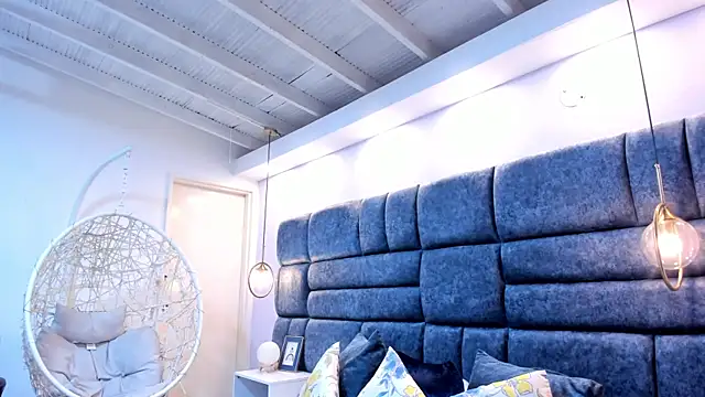 crystalstonee online show from March 31, 2026, 8:09 pm