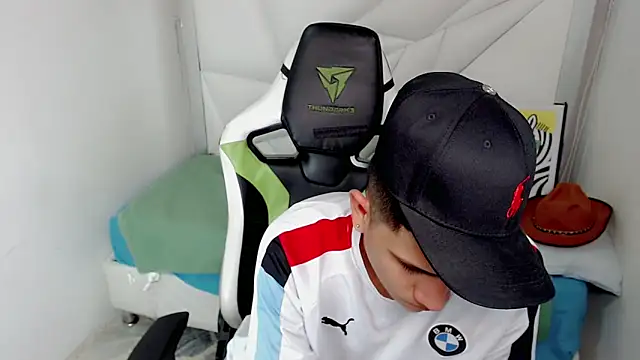 Snapshot of Black_diamondd_ chatting on February 13, 2026, 2:13 pm Black diamondd online show from February 13, 2026, 2:13 pm