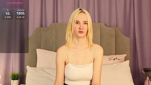 CrystalLili online show from February 9, 2026, 3:32 am