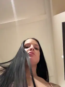 Evayra online show from April 18, 2026, 4:55 pm