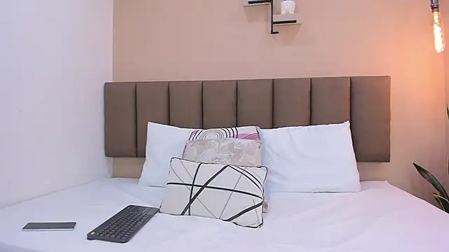 valeriasmith 17 online show from February 14, 2026, 12:02 pm