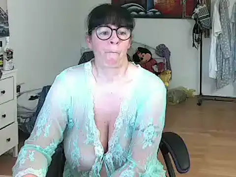 Sylly online show from March 6, 2025, 9:47 am