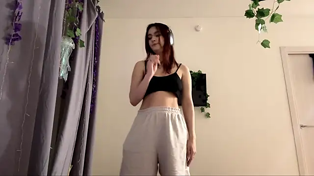 Snapshot of LunaMacky chatting on February 21, 2026, 12:11 am LunaMacky online show from February 21, 2026, 12:11 am