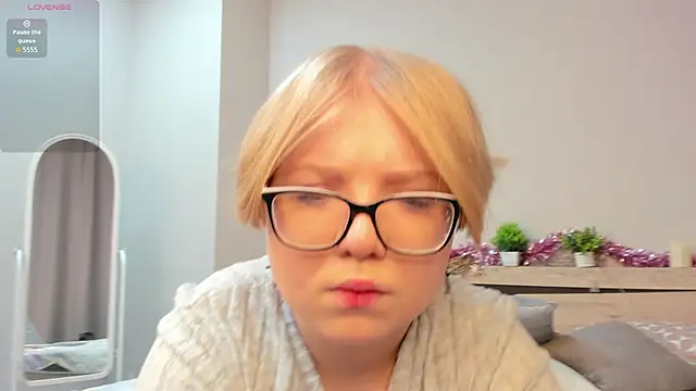 Lauraaa Smith online show from February 24, 2026, 7:28 am