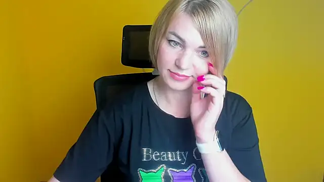 Snapshot of CuttieEmma chatting on July 1, 2026, 11:45 am CuttieEmma online show from July 1, 2026, 11:45 am