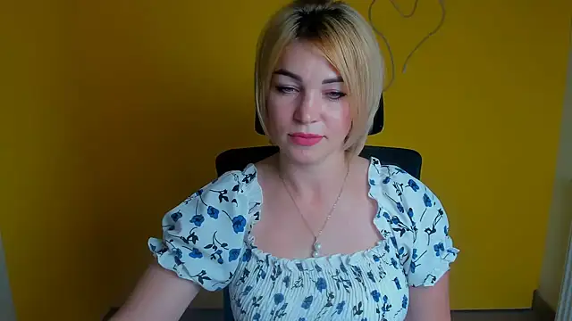 Snapshot of CuttieEmma chatting on August 3, 2026, 11:37 am CuttieEmma online show from August 3, 2026, 11:37 am