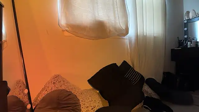 SunniSoles99 online show from March 18, 2026, 3:37 pm