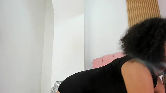 lara spaark online show from February 24, 2026, 7:23 pm